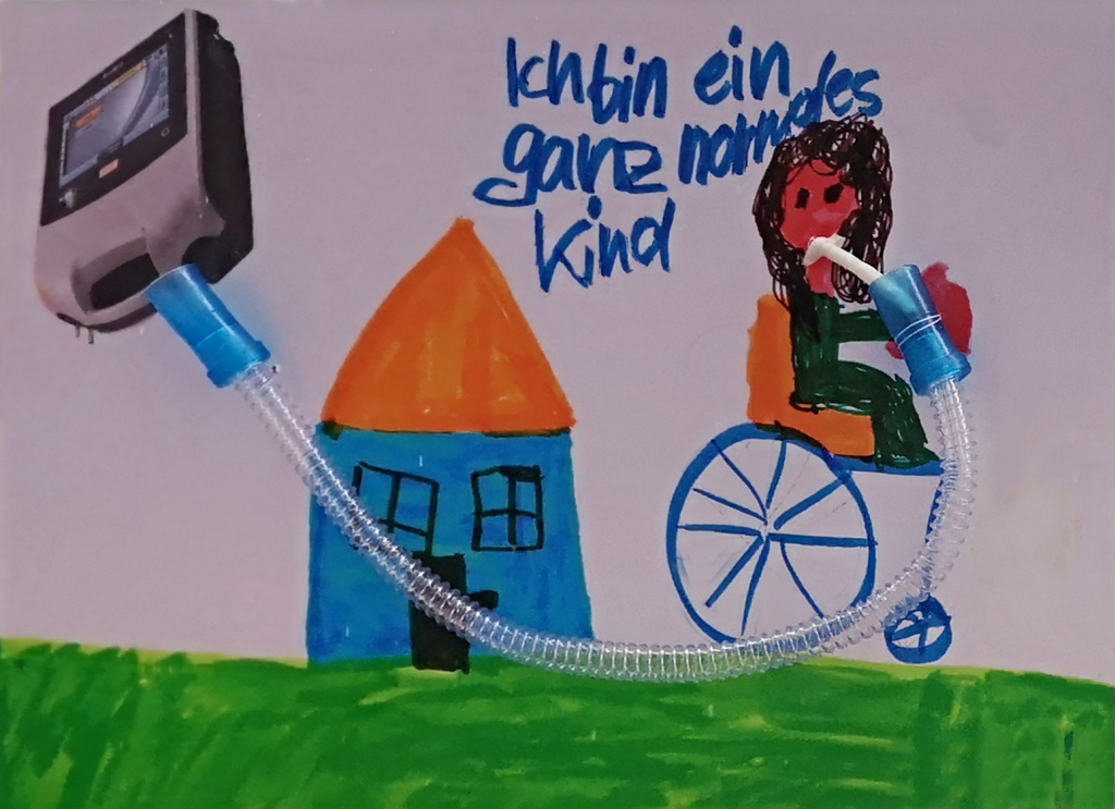 Symbolbild: Von einem Kind gezeichnetes Bild, das ein Kind im Rollstuhl mit Beatmungsgerät zeigt.