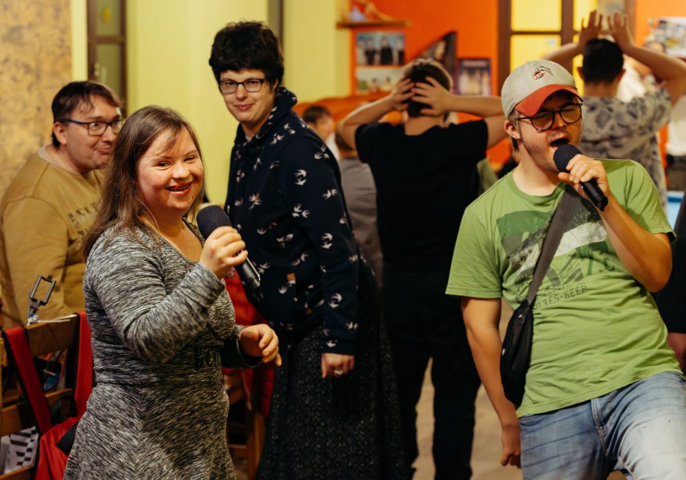 Mehrere Personen singen auf einer Party.