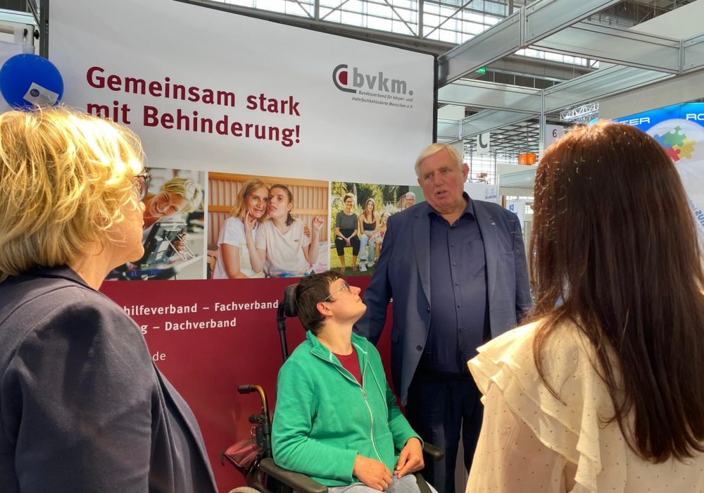 Besuch von Minister Karl-Josef Laumann am Messestand des bvkm