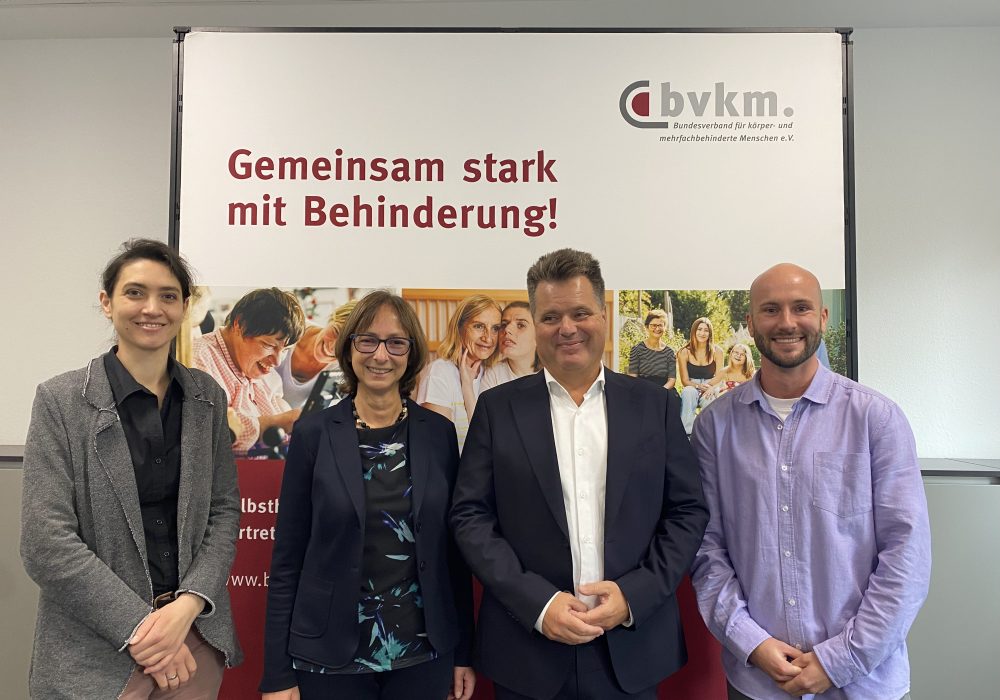 Auf dem Foto zu sehen (v. l. n. r.): Lisa Eisenbarth (komm. Geschäftsstellenleitung beim bvkm), Beate Bettenhausen (Vorsitzende des bvkm), Jürgen Dusel und Sven Reitemeyer (Referent Sport, Kindheit und Familie beim bvkm).