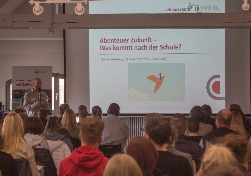 Das Bild zeigt Menschen, die einem Vortrag bei Abenteuer Zukunft zuhören.