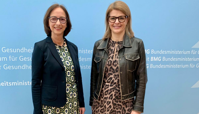 Das Bild zeigt Beaten Bettenhausen und Katrin Staffel, die in die Kamera lächeln.