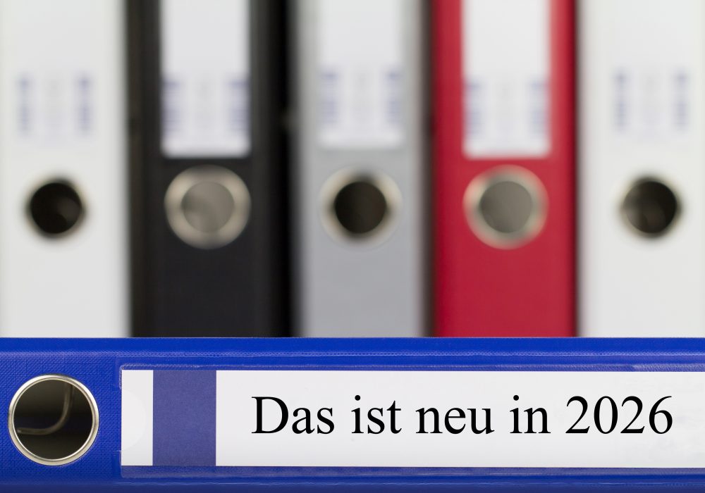 Das Bild zeigt Aktenordner. Auf einem steht "Das ist neu 2026".