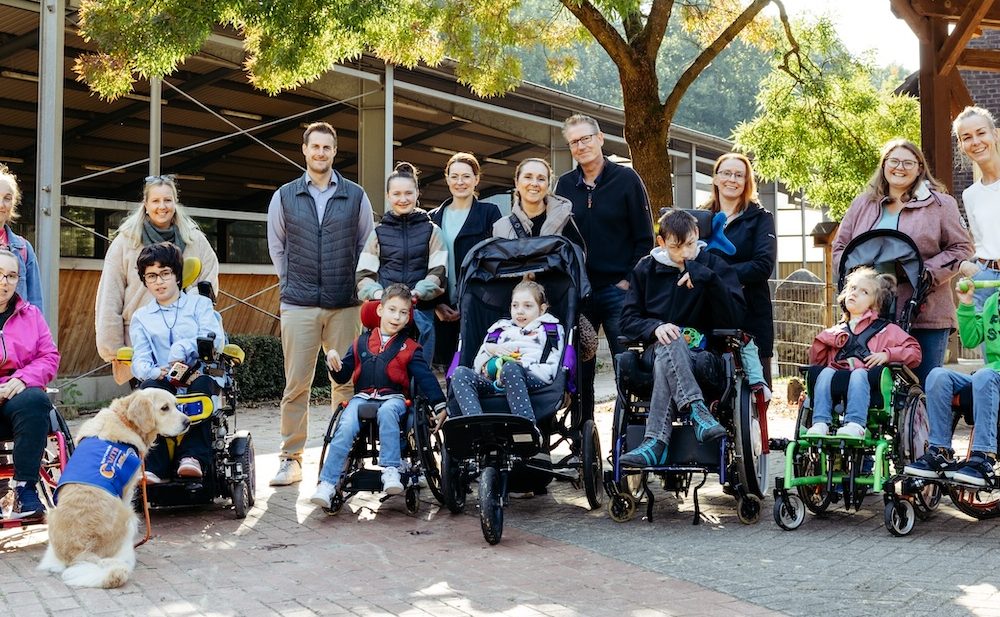 Familien mit Kindern mit Behinderung im Rollstuhl