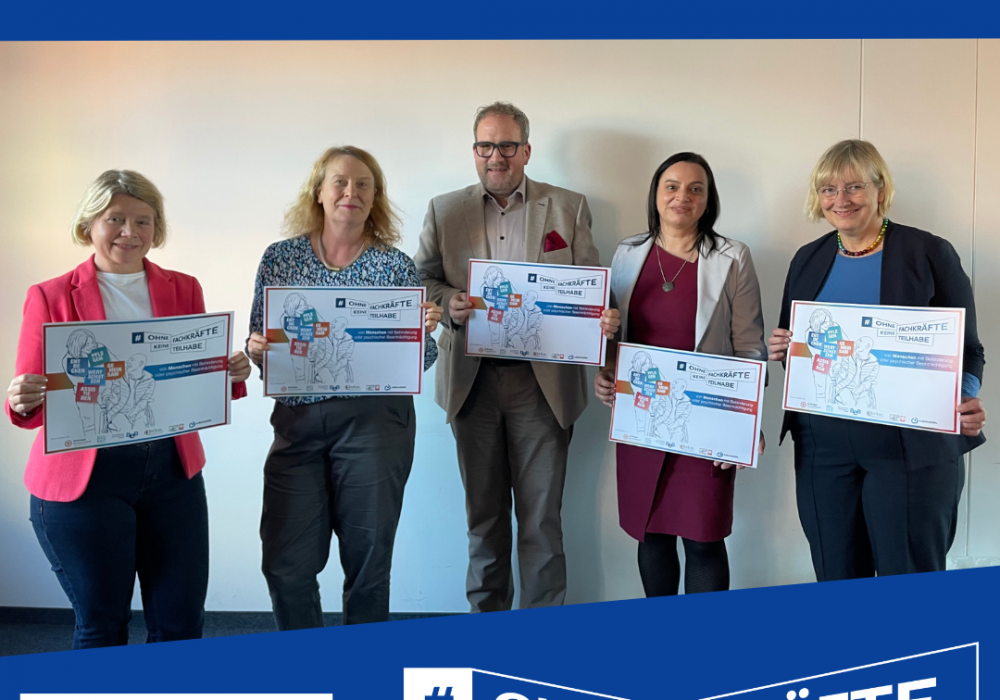 Geschäftsführer:innen der Fachverbände mit einem Plakat in der Hand.